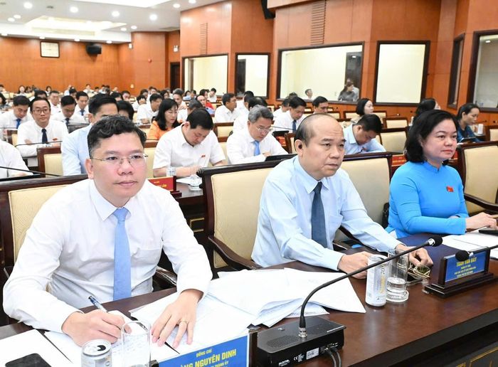  Các Phó Chủ tịch UBND TPHCM Hoàng Nguyên Dinh và Trần Văn Bảy dự kỳ họp. Ảnh: VIỆT DŨNG 