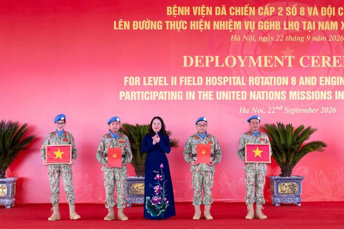  Phó Chủ tịch nước Võ Thị Ánh Xuân trao Quốc kỳ và Quyết định cử đi thực hiện nhiệm vụ GGHB LHQ cho 2 đơn vị tại buổi lễ. Ảnh: VIẾT CHUNG 