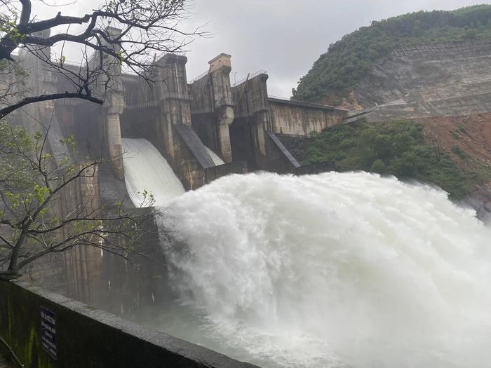 Hồ thủy điện Hương Điền điều tiết nước qua tràn và tuabin với lưu lượng tăng dần