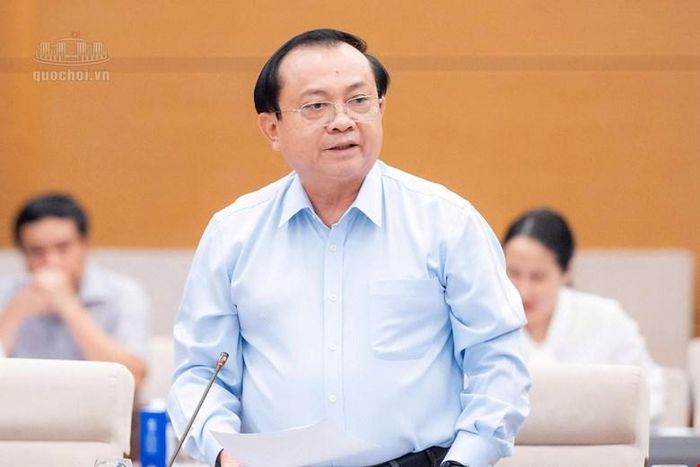 Thứ trưởng Bộ Tài chính Lê Tấn Cận phát biểu tại phiên họp. Ảnh: CỔNG THÔNG TIN ĐIỆN TỬ QUỐC HỘI