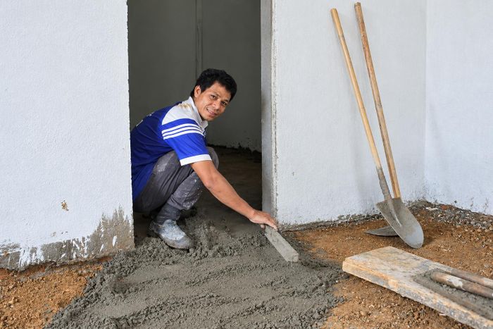 Anh Hồ Văn Luyến hỗ trợ xây nhà cho em gái. Ảnh: NGUYỄN TRANG
