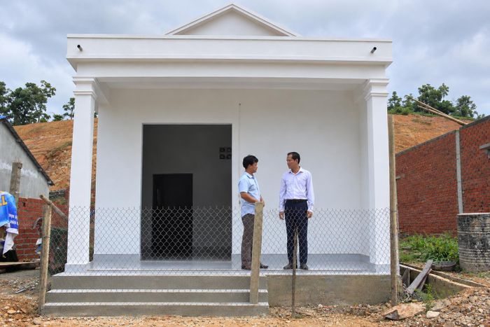 Một căn nhà mới vừa xây xong ở khu tái định cư tập trung Làng Lóa. Ảnh: NGUYỄN TRANG