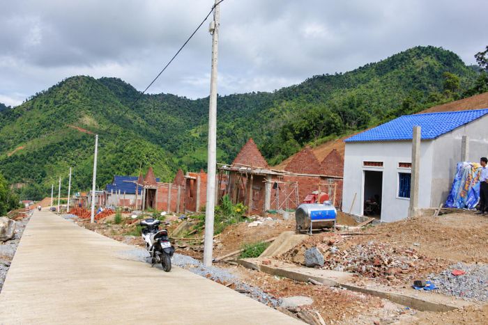 Những ngôi nhà mới đang được xây dựng ở khu tái định cư Làng Lóa. Ảnh: NGUYỄN TRANG