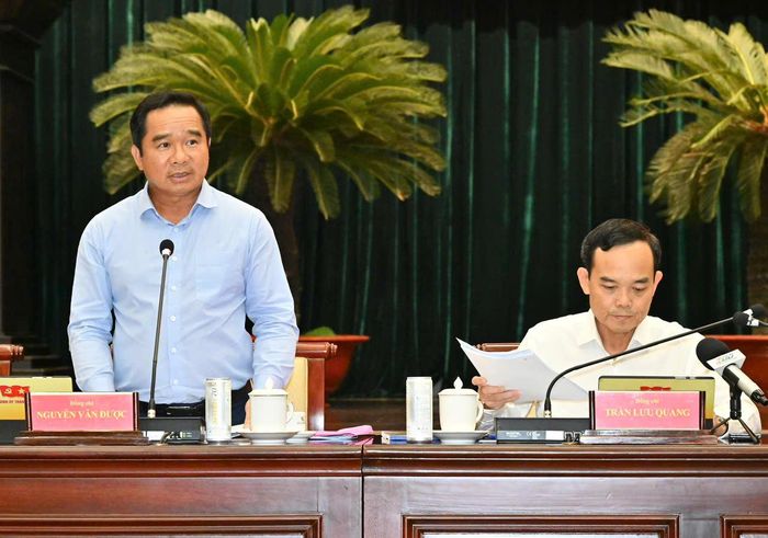  Chủ tịch UBND TPHCM Nguyễn Văn Được điều hành phần thảo luận về tình hình kinh tế - xã hội TPHCM. Ảnh: VIỆT DŨNG 