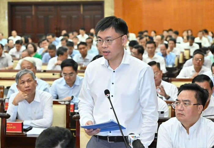  TS. Trương Minh Huy Vũ, Viện trưởng Viện Nghiên cứu phát triển TPHCM thảo luận về tình hình kinh tế - xã hội TPHCM. Ảnh: VIỆT DŨNG 