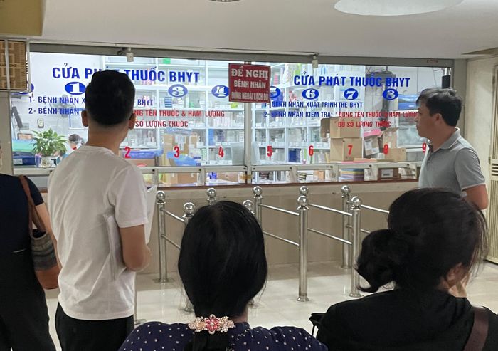  Người dân vẫn phải chi khoảng 40% từ tiền túi cho khám chữa bệnh. Ảnh minh họa 