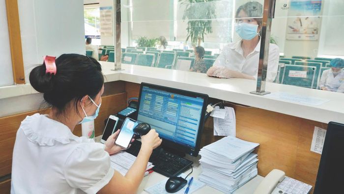  Người bệnh làm thủ tục KCB BHYT. Ảnh: NGỌC ANH 