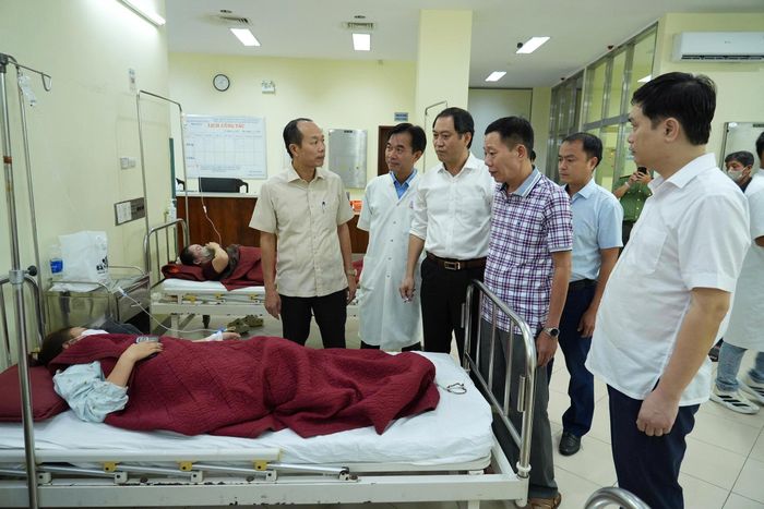 Lãnh đạo UBND TP Huế thăm hỏi các bệnh nhân vụ ngộ độc thực phẩm xảy ra tại Công ty Scavi Huế