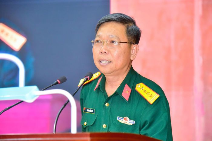Đại tá Nguyễn Văn Lộc, Phó Chủ nhiệm Chính trị Quân khu 7 giới thiệu chuyên đề Công tác Đảng, công tác chính trị trong tác chiến "Vòm phòng không bền vững"