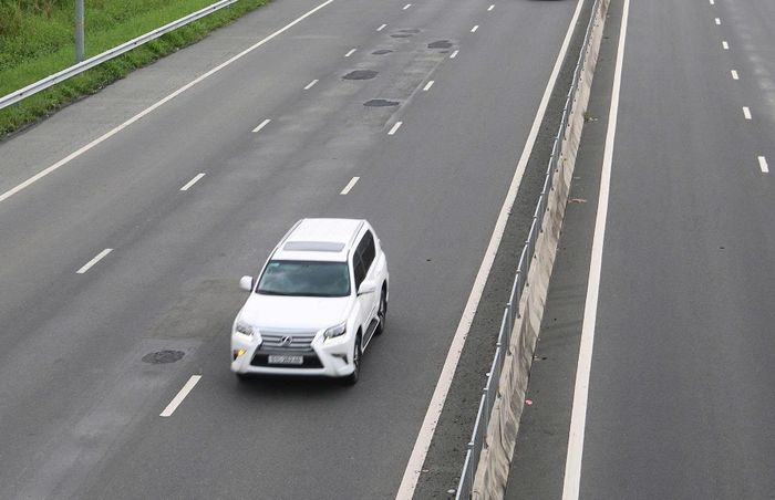 Tại Km234 trên đường cao tốc Vĩnh Hảo – Phan Thiết, có khoảng 10 vị trí được dặm vá trên mặt đường
