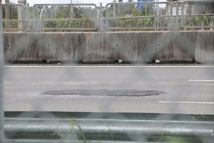 Một điểm được trám nhựa nhô lên khỏi mặt đường chính