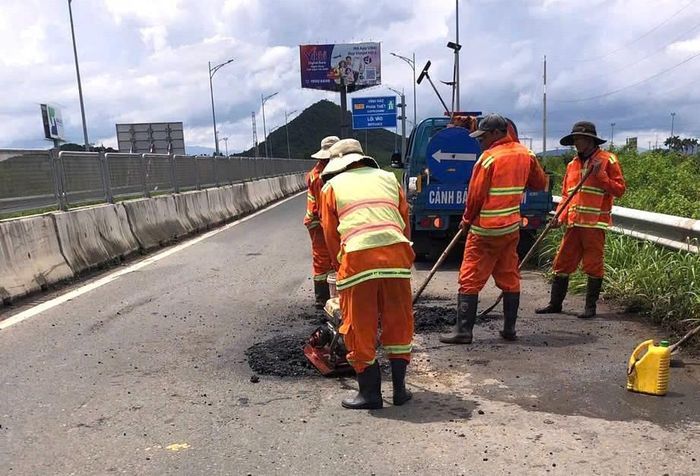 Lối dẫn vào đường cao tốc Vĩnh Hảo – Phan Thiết đang được Ban Quản lý dự án 7, Bộ Xây dựng chỉ đạo dặm vá tạm