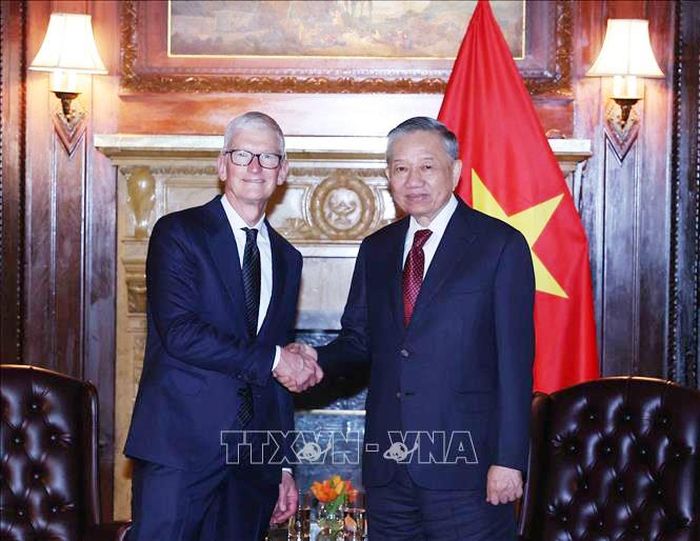 Tổng Bí thư, Chủ tịch nước Tô Lâm và ông Tim Cook, Tổng Giám đốc Tập đoàn Apple. Ảnh: TTXVN