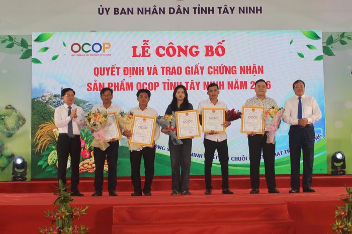  Lãnh đạo tỉnh Tây Ninh trao chứng nhận sản phẩm OCOP cho đại diện các doanh nghiệp, hợp tác xã, nông dân 