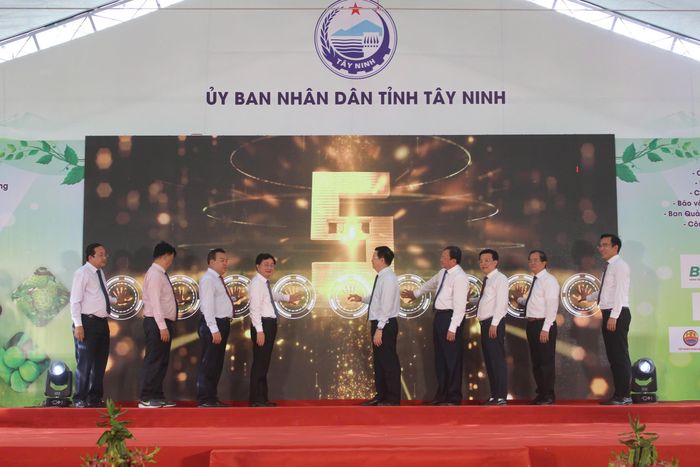  Các đại biểu thực hiện nghi thức khai mạc lễ hội 