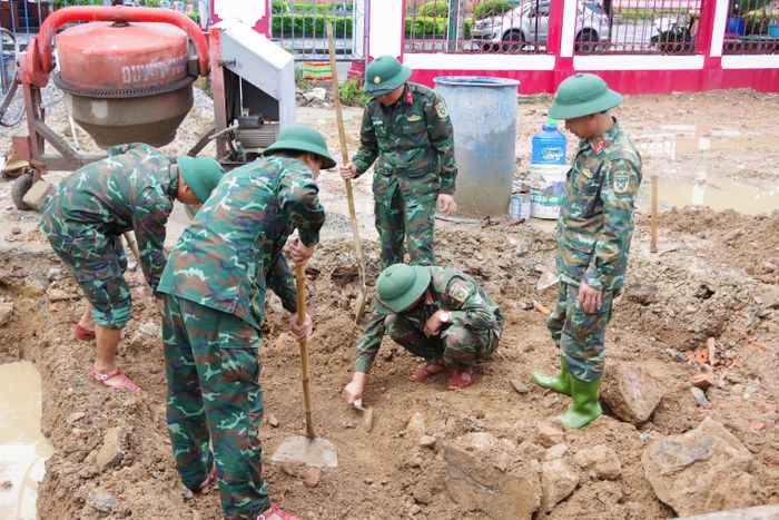  Lực lượng chức năng tìm kiếm hài cốt liệt sĩ tại khuôn viên đang thi công một chi nhánh ngân hàng ở khu phố Thành Cổ, phường Quảng Trị, tỉnh Quảng Trị 