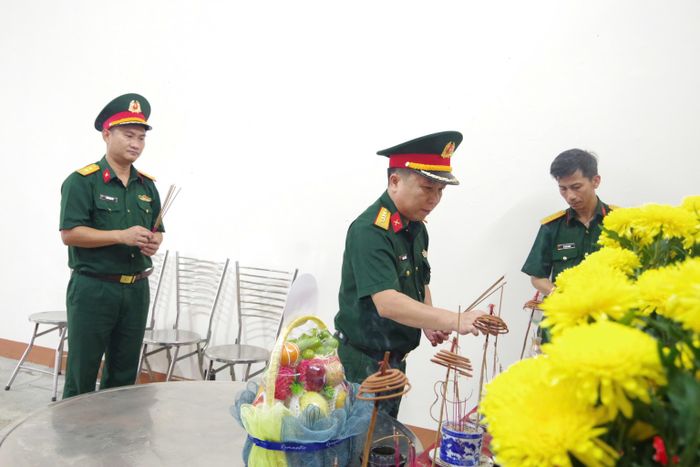  Đại tá Trương Viết Hải dâng hương, dâng hoa tưởng niệm các liệt sĩ vừa được quy tập tại khu vực 