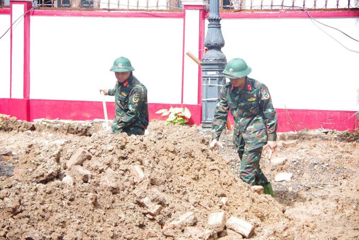  Lực lượng chức năng mở rộng phạm vi tìm kiếm hài cốt liệt sĩ tại khuôn viên công trình ở khu phố Thành Cổ 