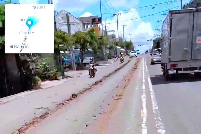  Đất, bùn rơi vãi trên tuyến đường ĐT.767, đoạn qua xã Tân An, TP Đồng Nai. Ảnh: CSGT TPĐN 