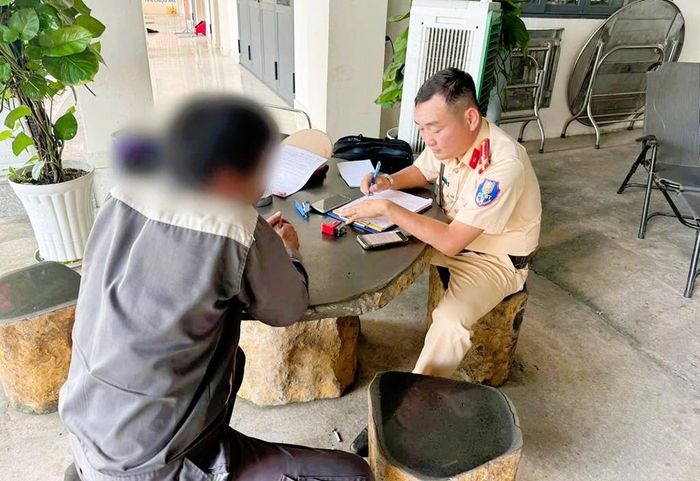  Lập biên bản xử phạt đối với tài xế C.V.B. Ảnh: CSGT TPĐN 