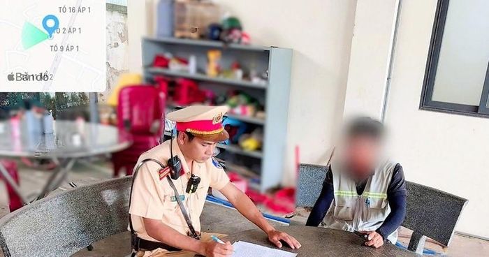  Tổ công tác làm việc với đơn vị thi công và yêu cầu ký cam kết bảo đảm TTATGT trong quá trình thi công, vận chuyển. Ảnh: CSGT TPĐN 
