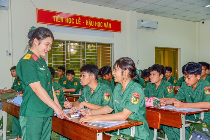  Giáo viên và học sinh say mê học tập 
