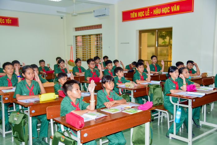  Các em học sinh lớp 6 Trường Thiếu sinh quân miền Nam hăng say học tập trên lớp 