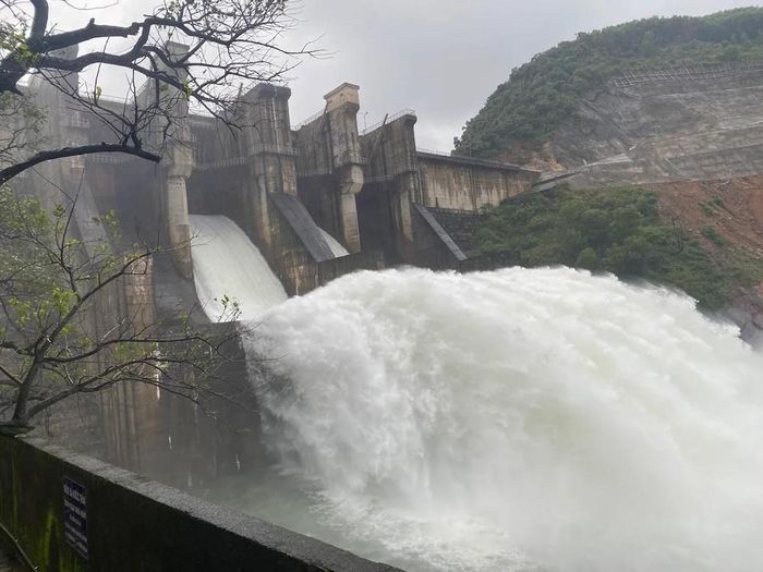 Hồ thủy điện Hương Điền (TP Huế) điều tiết nước qua tràn và turbine với lưu lượng tăng dần để ứng phó mưa. Ảnh minh họa: VĂN THẮNG