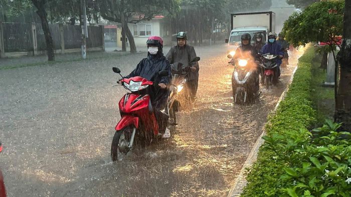 Các phương tiện di chuyển khó khăn. Ảnh: PHÚ NGÂN