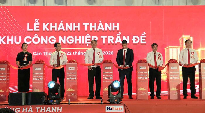 Đại biểu cắt băng khánh thành Khu công nghiệp Trần Đề