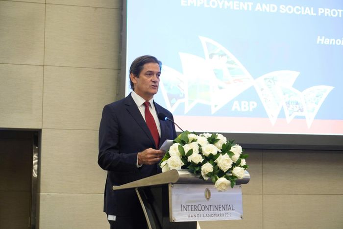 Ông Christopher Sheldon, Giám đốc Quản lý danh mục đầu tư WB tại Việt Nam, Campuchia và Lào, phát biểu tại hội thảo. Ảnh: NGỌC YẾN