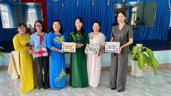 Trường Tiểu học Chí Linh trao quà cho Trường Tiểu học Nguyễn Minh Khanh