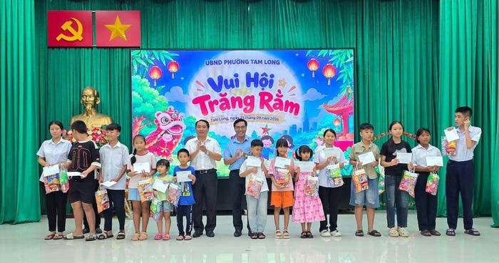 Những phần quà ý nghĩa được trao cho các em thiếu nhi có hoàn cảnh khó khăn