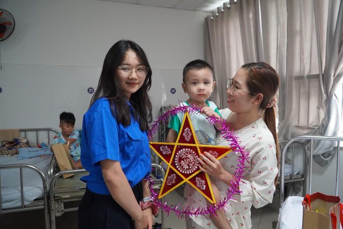 Những chiếc lồng đèn được trao tận tay các cháu