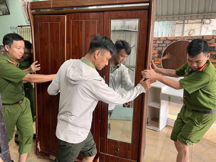 Công an phường Tân Phước hỗ trợ di dời tài sản cho người dân bị ngập. Ảnh: CÔNG AN TÂN PHƯỚC cung cấp