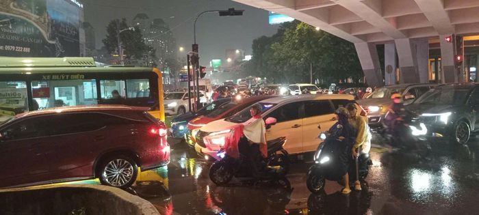 Khu vực Ngã tư Hàng Xanh bị ùn ứ cục bộ. Ảnh: MINH HẢI