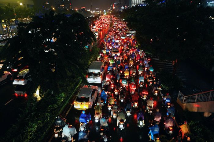 Đường Điện Biên Phủ gần Ngã tư Hàng Xanh ken đặc người và xe. Ảnh: KIÊN CƯỜNG