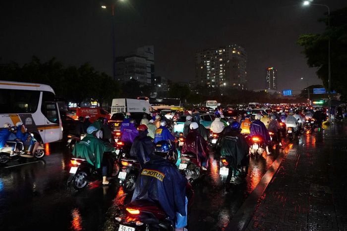 Đường Điện Biên Phủ gần như không còn chỗ trống. Ảnh: KIÊN CƯỜNG