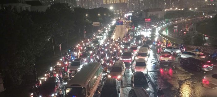 Dòng phương tiện lưu thông trên đường Nguyễn Hữu Cảnh, hướng về cầu Sài Gòn, sau cơn mưa chiều 22-9. Ảnh: MINH HẢI
