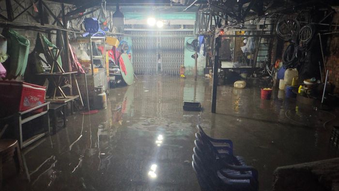 Nước tràn vào nhà tại số 86 Mã Lò. Ảnh: ĐÌNH DƯ