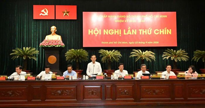 Bí thư Thành ủy TPHCM Trần Lưu Quang chủ trì hội nghị và phát biểu. Ảnh: VIỆT DŨNG