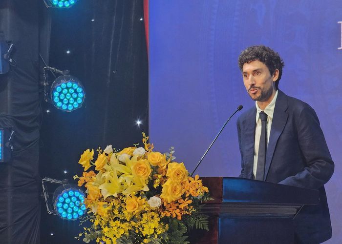  Ông Vincent Drapeau, Tùy viên Hợp tác khoa học và đại học, đọc thư chúc mừng của Tổng Lãnh sự quán Pháp tại TP.HCM. 