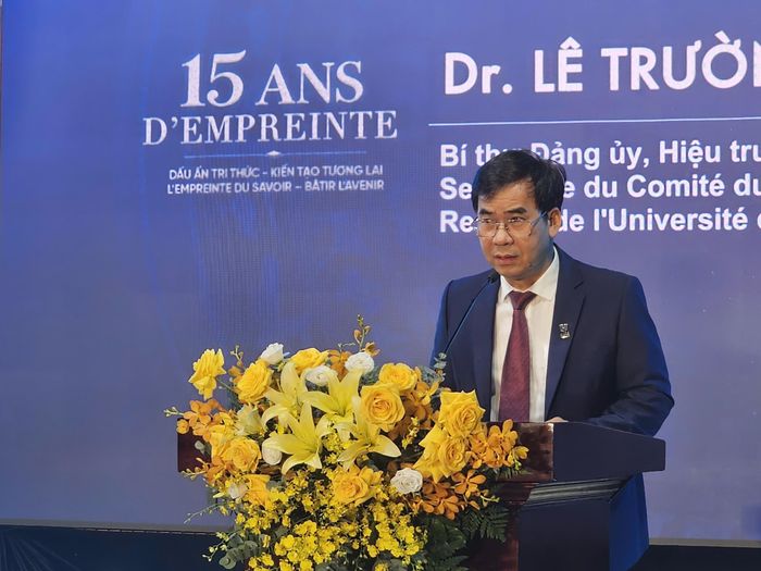  TS Lê Trường Sơn, Hiệu trưởng ULAW, phát biểu. 
