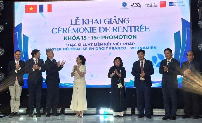  Nhà trường cũng tiến hành nghi thức khai giảng khóa 15. 