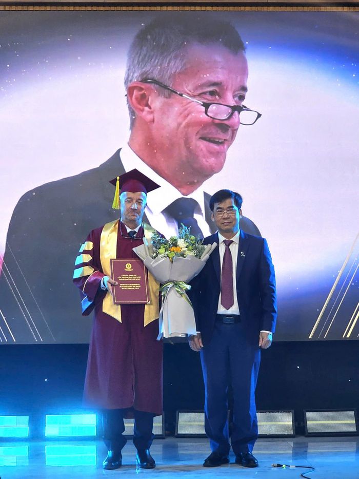  TS Lê Trường Sơn, Hiệu trưởng ULAW trao tặng danh hiệu Giáo sư danh dự cho GS Laurent Grosclaude. 
