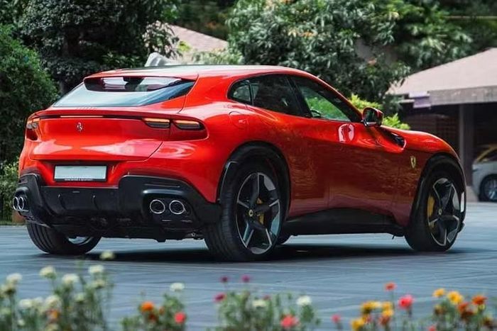 Hệ thống treo chủ động của Ferrari Purosangue là trang bị không thể không nhắc tới, mỗi thanh phuộc ở từng bánh xe đều được trang bị mô-tơ điện 48V làm mát bằng chất lỏng, có thể tự động điều chỉnh độ nén xả, phù hợp theo tùy điều kiện mặt đường hoặc tăng độ cứng vững cho xe khi vào cua...