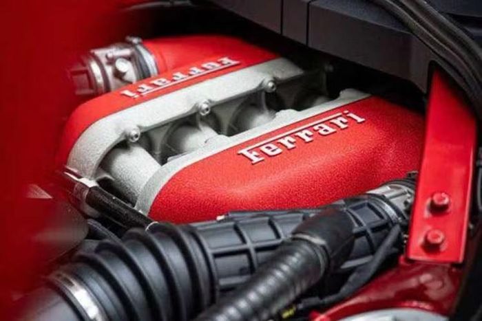 Việc duy trì động cơ V12 hút khí tự nhiên giúp Purosangue khác biệt so với xu hướng sử dụng động cơ tăng áp hoặc hệ truyền động hybrid đang ngày càng phổ biến trên nhóm SUV hiệu suất cao. Xe không tập trung hoàn toàn vào việc trở thành mẫu SUV mạnh hoặc nhanh nhất phân khúc, mà hướng mẫu xe này tới sự kết hợp giữa hiệu năng thể thao và khả năng sử dụng hàng ngày.