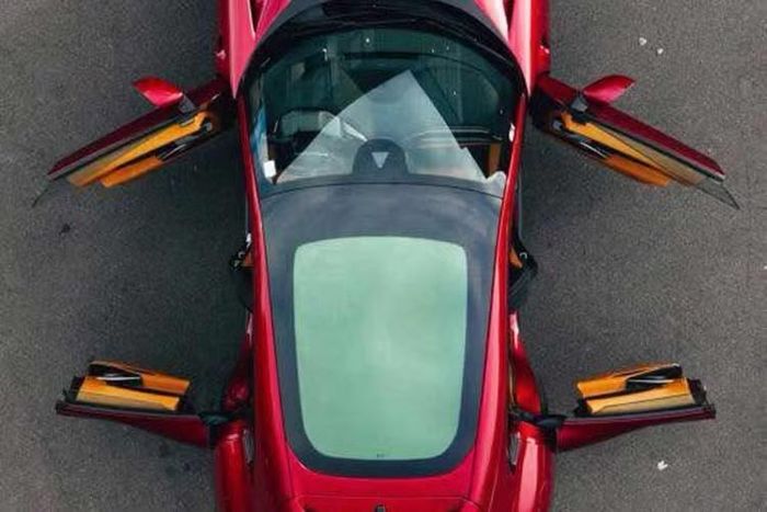 Một trong những điểm đặc biệt trên mẫu siêu SUV Ferrari Purosangue chính là hệ thống cửa sau mở ngược. Đây là thiết kế lần đầu xuất hiện trên một mẫu xe Ferrari, đồng thời giúp việc ra vào hàng ghế phía sau thuận tiện hơn so với cấu hình cửa truyền thống.