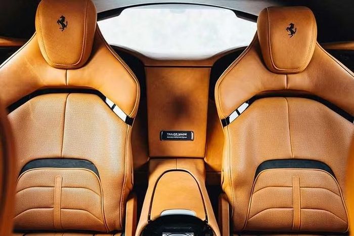 Ferrari Purosangue sử dụng động cơ V12 hút khí tự nhiên dung tích 6,5 lít. Khối động cơ này cho công suất tối đa 715 mã lực và mô-men xoắn cực đại 715 Nm, kết hợp hộp số ly hợp kép 8 cấp cùng hệ dẫn động 4 bánh toàn thời gian. Nhờ hệ truyền động trên, Purosangue có khả năng tăng tốc từ 0 lên 100 km/h trong 3,3 giây. Tốc độ tối đa của xe vượt 310 km/h.