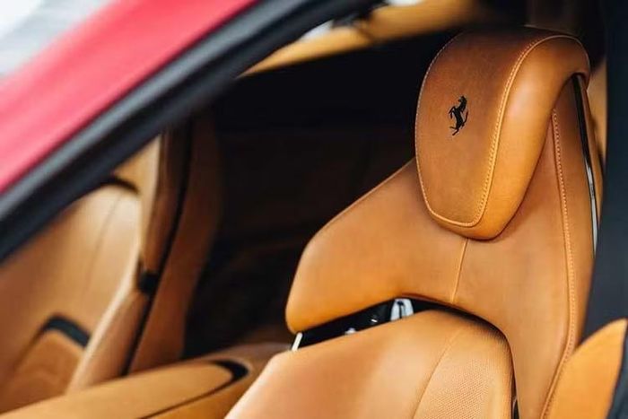 Bảng táp-lô của xe tích hợp các màn hình kỹ thuật số tương tự những mẫu Ferrari khác như SF90 Stradale, Roma hay 296 GTB, bao gồm cụm kỹ thuật số cho người lái và màn hình giải trí 10,2 inch cho hành khách phía trước. Một điểm đặc biệt trên Purosangue đó là Ferrari đã chọn cách thiết kế gần như đối xứng để loại bỏ màn hình trung tâm.